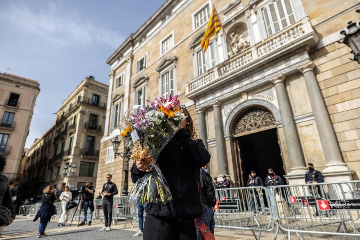 Los funcionarios de prisiones se manifiestan en la plaza de Sant Jaume