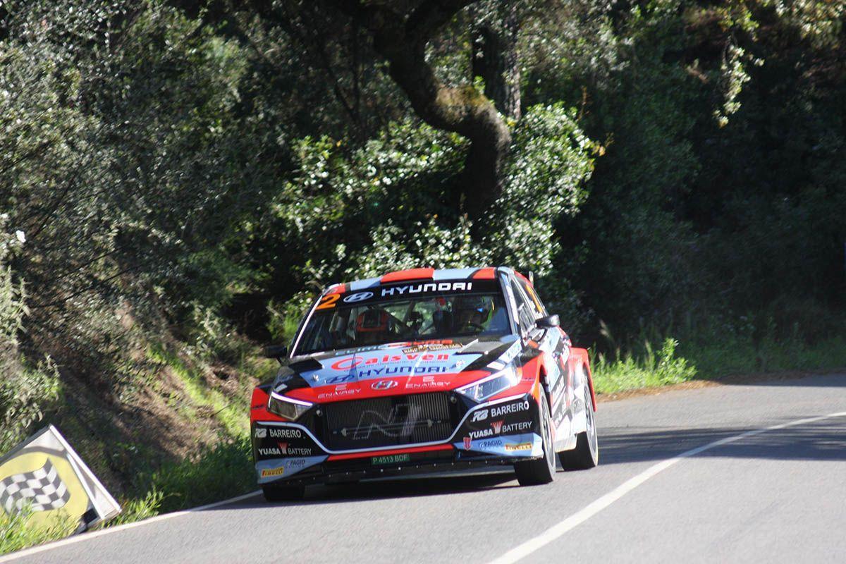 Un Hyundai &quot;muerde&quot; la cuneta a la salida de una curva del rallye.