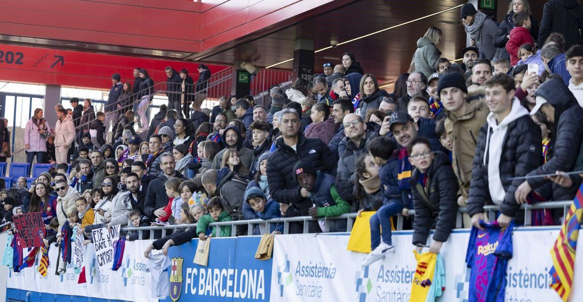 Entrenamiento de puertas abiertas del Barça. Vitor Roque desata la ilusión de más de 5.000 espectadores en el estadio Johan Cruyff en Sant Joan Despí.