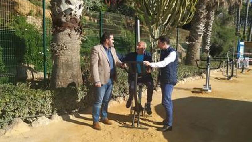 Manuel Cardeña junto a un usuario de las máquinas biosaludables.