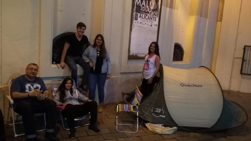 Seguidores de Malú pasan la noche frente a la Plaza de Toros de Alicante