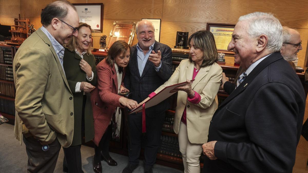 Marino Pérez, en el centro, al recibir el premio "Asturiano del mes" en 2023.