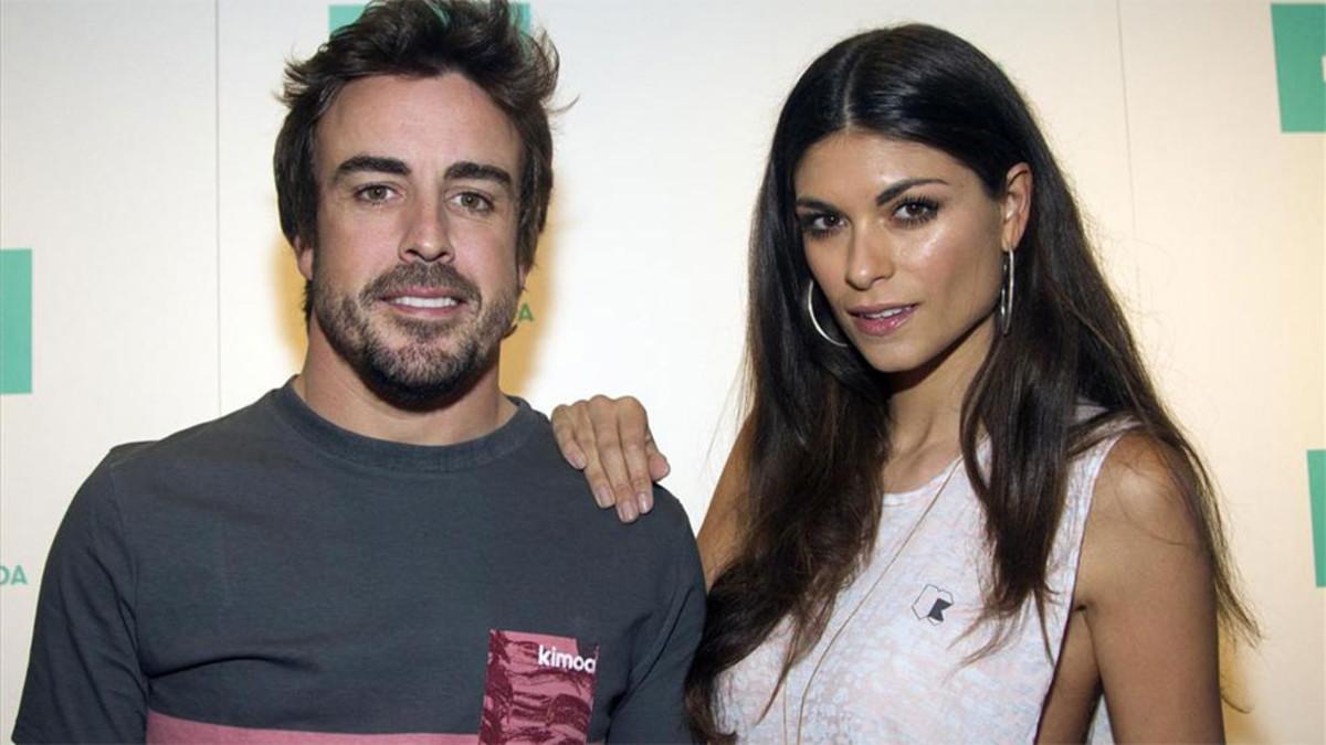 Fernando Alonso posa junto a su novia, la modelo italiana Linda Morselli