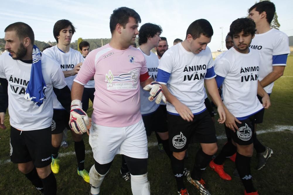 Iván Blanco, portero del Unión Deportivo San Esteban, recibe un homenaje sorpresa