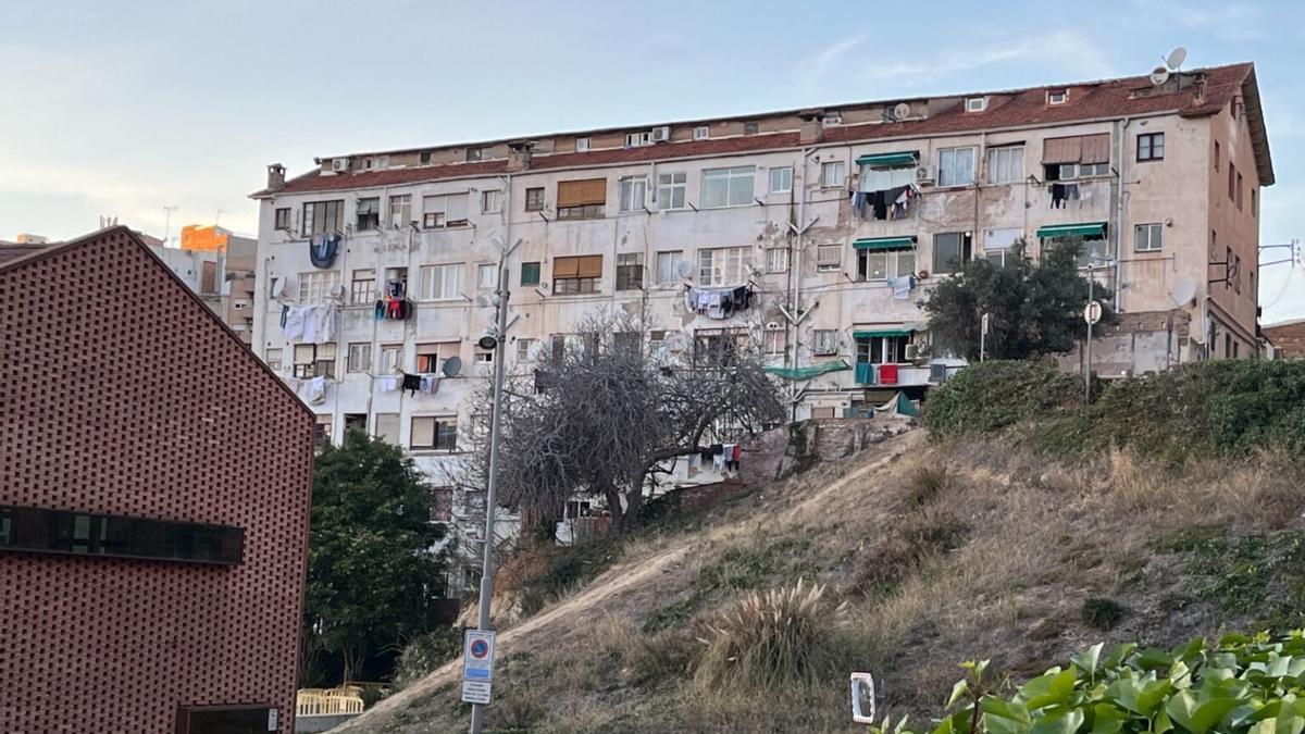 Imagen del edificio del Barco, visto desde el Espai Baronda, en Esplugues de Llobregat