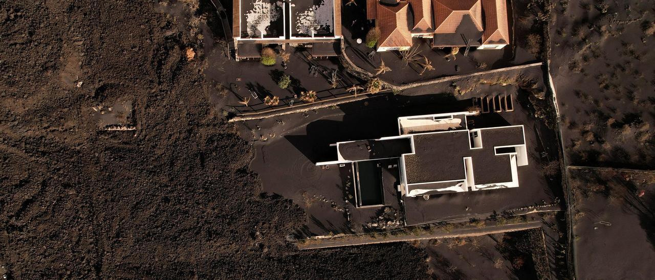 Vista aérea de identificaciones rodeados de lava del volcán de La Palma.