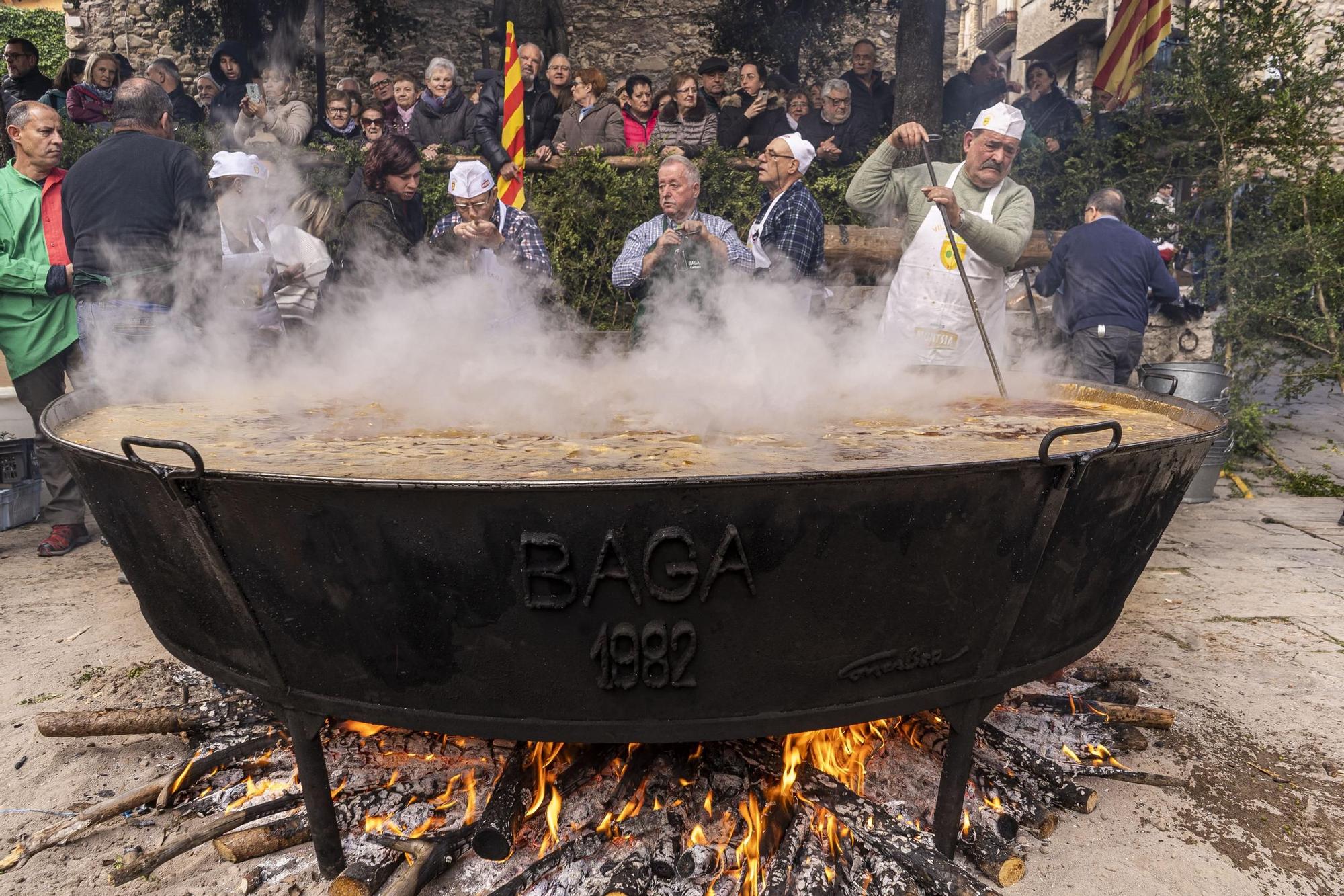 Bagà cuina el seu popular arròs per 2.500 persones