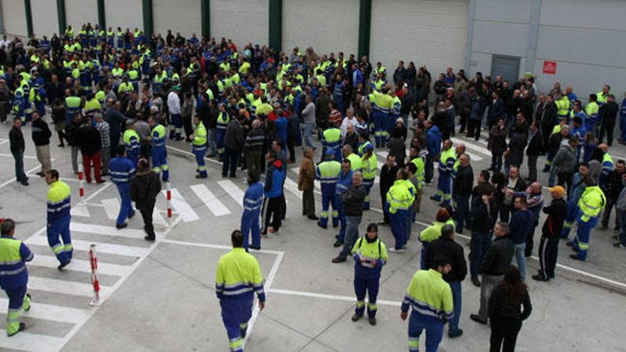 Operarios de Limasa reunidos en Los Ruices.