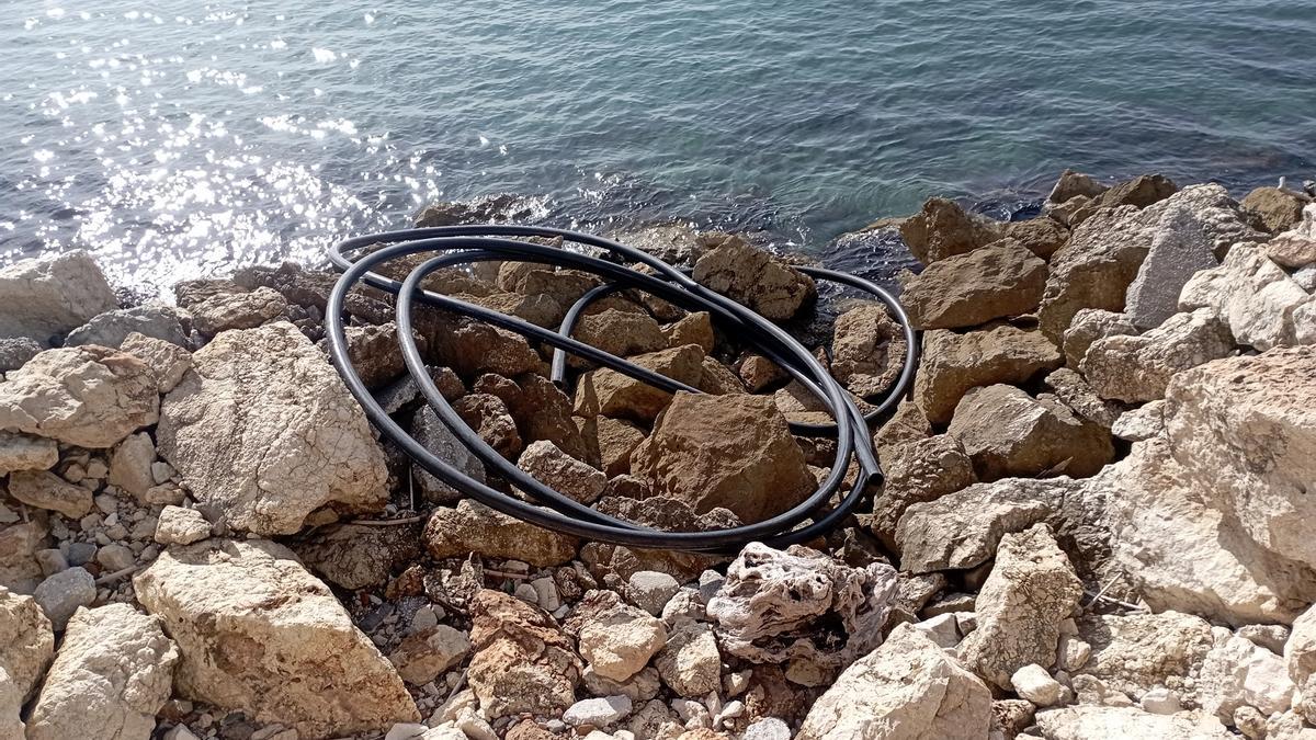 La llamativa ‘pieza artística’ lleva muchos meses en el paseo marítimo, frente al Morlaco.