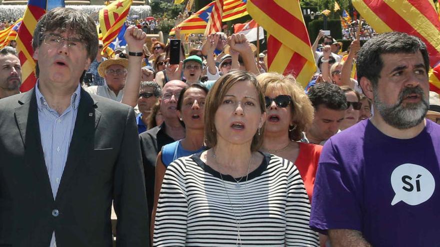 Carles Puigdemont, con Jordi Sànchez y Carme Forcadell.