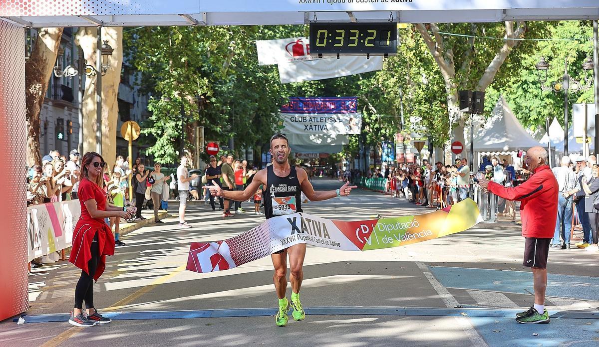 El ganador, Luis Agustín Escriche, cruzando la línea de meta.