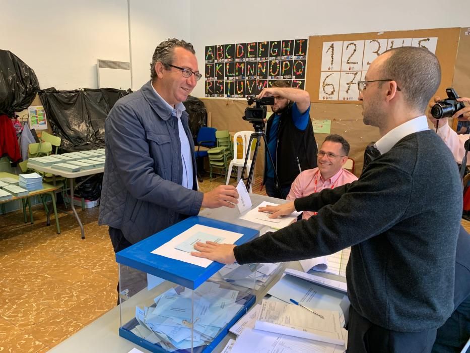 Los candidatos de Benidorm votando en las urnas