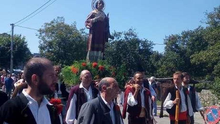 Asistentes a la procesión de San Antolín en Naves.