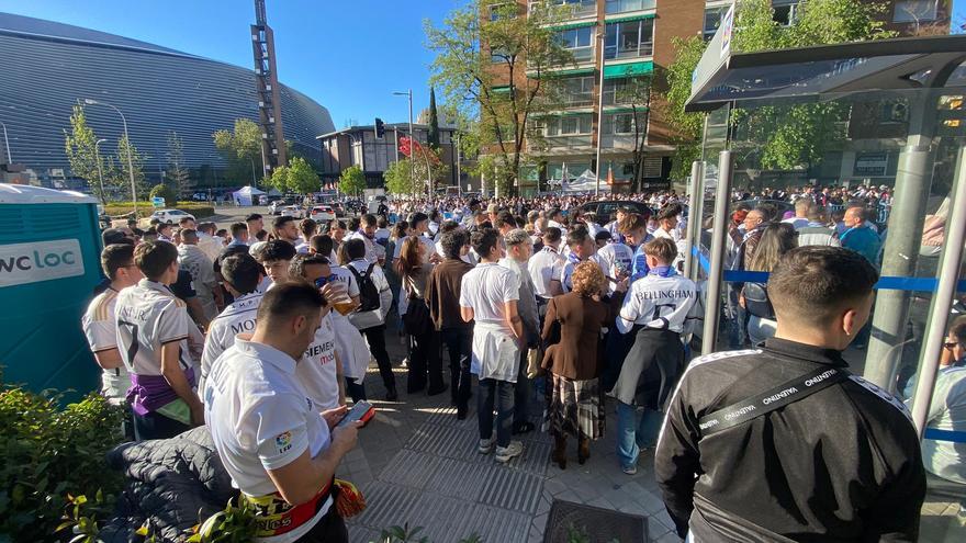 Aficionados del Real Madrid en el recibimiento al equipo antes del ...