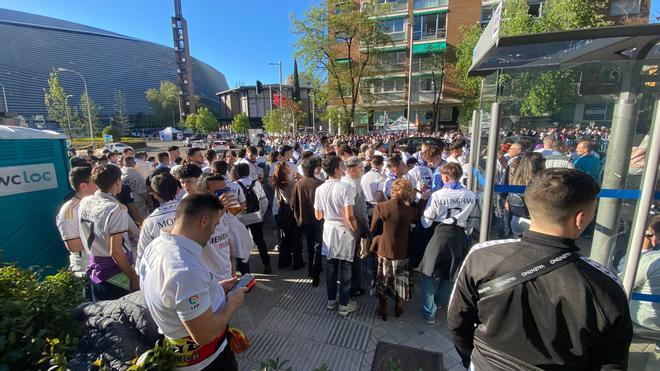 Aficionados del Real Madrid en el recibimiento al equipo antes del partido de Champions contra el Manchester City