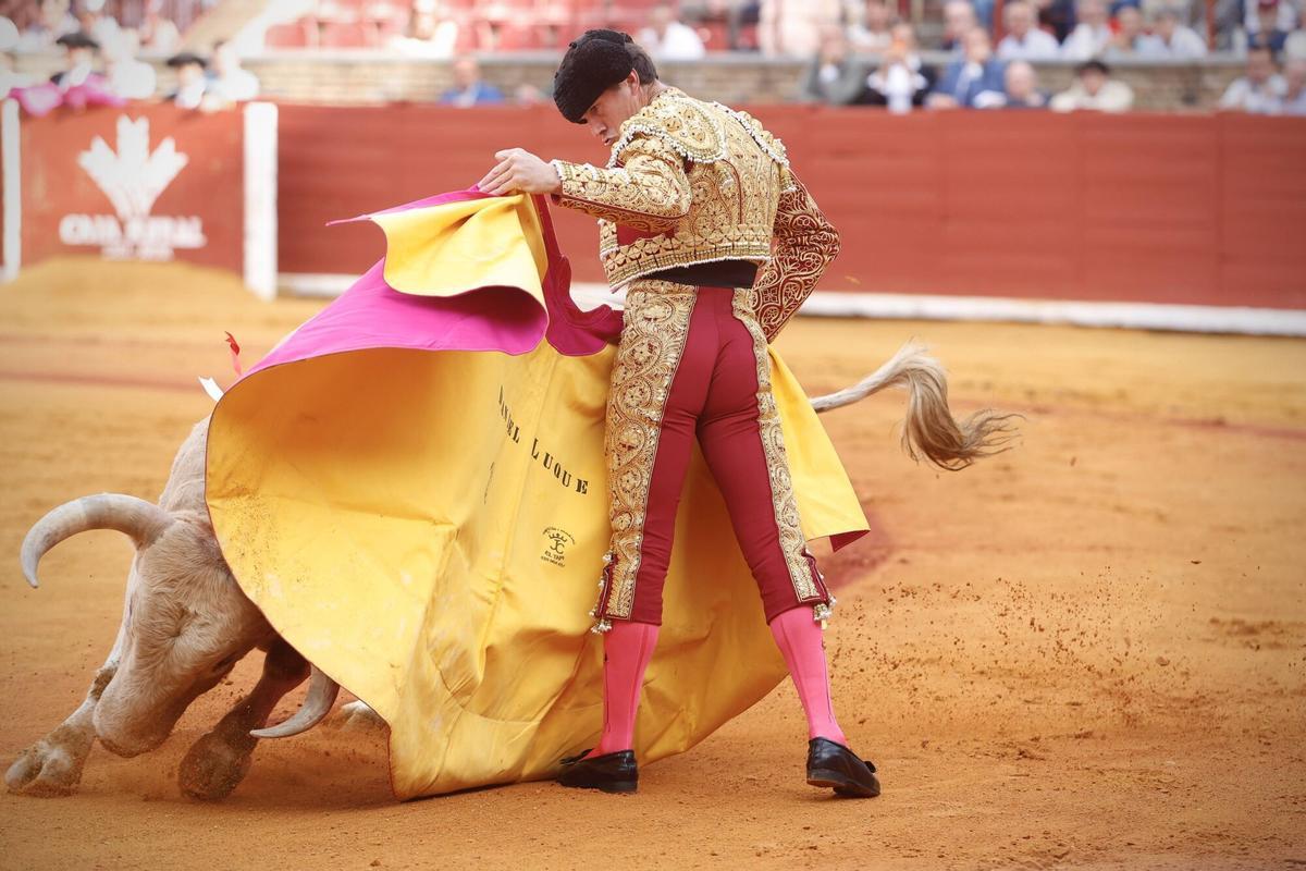 Daniel Luque torea al primero de la tarde en Los Califas, este domingo.