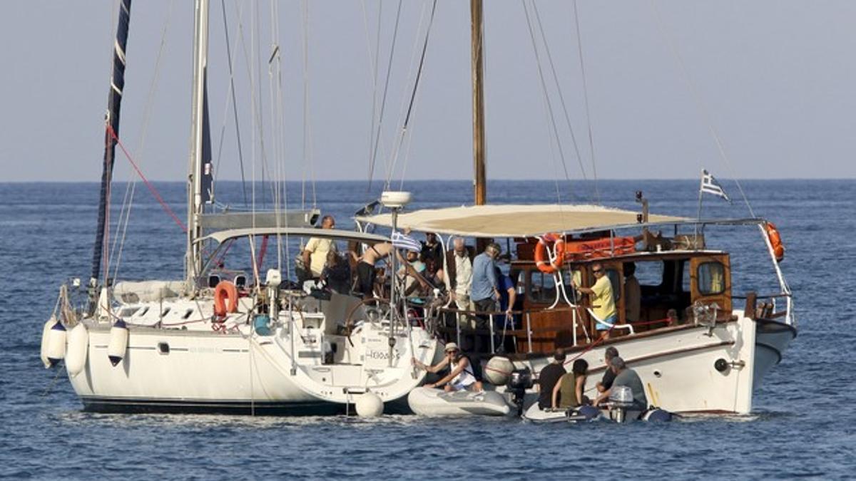 Activistas propalestina embarcando en uno de los barcos que han zarpado rumbo a Gaza.