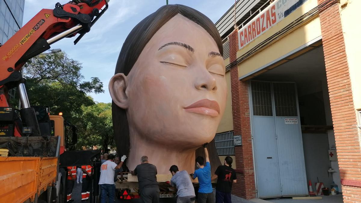 La meditadora deja la Ciudad del Artista Fallero para regresar a la Plaza del Ayuntamiento