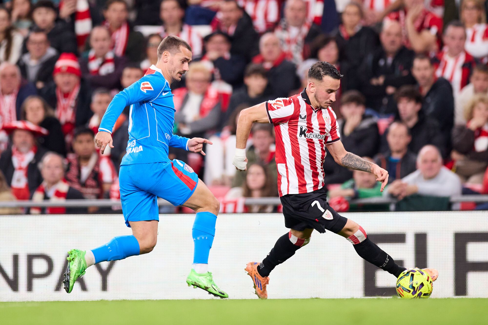Antoine Griezmann of Atletico de Madrid competes for the ball with Alex Berenguer of Athletic Club during the LaLiga EA Sports match between Athletic Club and Atletico de Madrid at San Mames on December 6, 2025, in Bilbao, Spain. AFP7 06/12/2025 ONLY FOR USE IN SPAIN. Ricardo Larreina / AFP7 / Europa Press;2025;SPAIN;SPORT;ZSPORT;SOCCER;ZSOCCER;Athletic Club v Atletico de Madrid - LaLiga EA Sports;