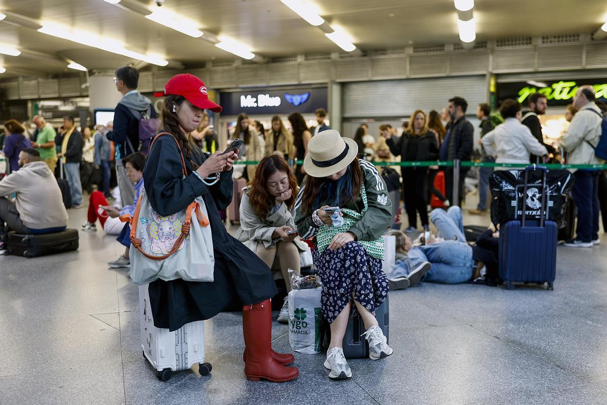 Colas y desconcierto en Atocha tras el robo de cable en la línea de alta velocidad Madrid-Andalucía
