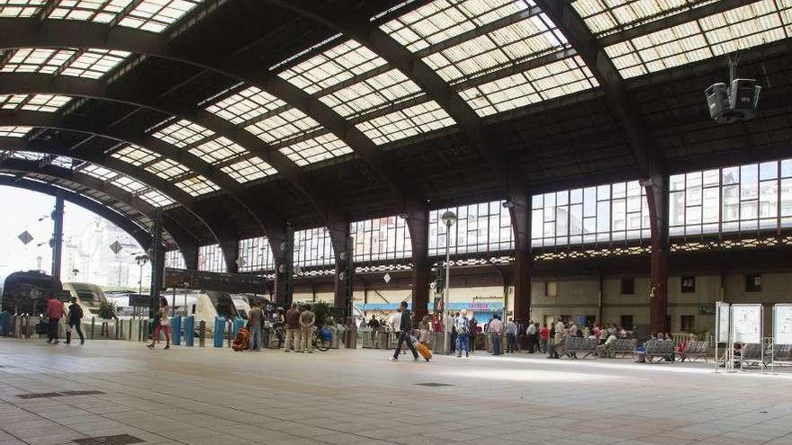 Pasajeros en la estación de tren de A Coruña.