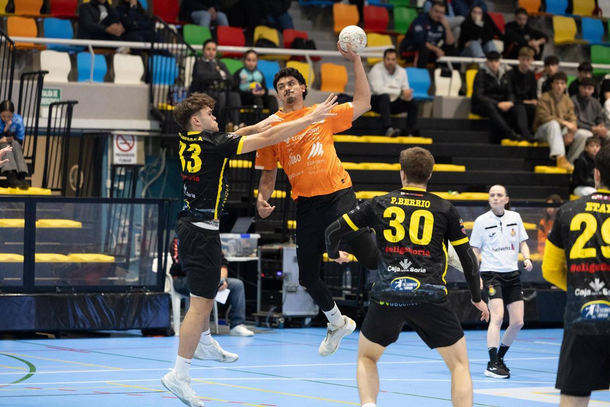 Todas las imágenes del partido de balonmano de Eivissa Handbol Trasmapi contra Soria