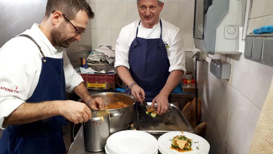 Pepe Vieira y uno de sus colaboradores trabajan en la cocina del comedor de San Francisco