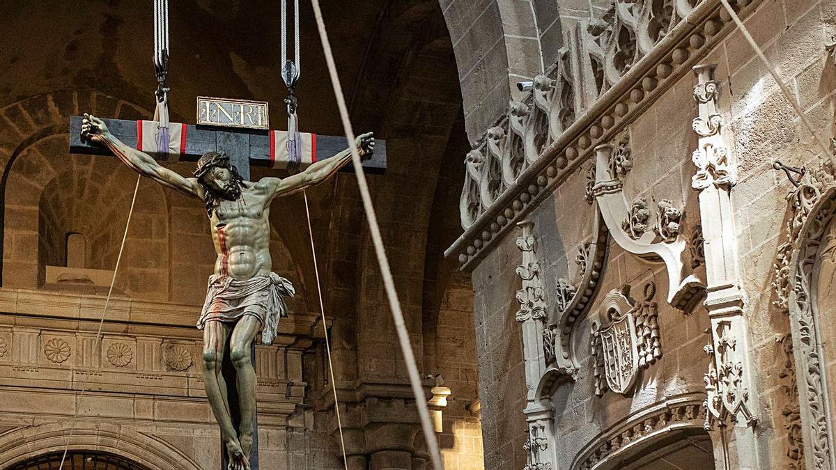 Descendimiento del Cristo de las Injurias para colocarlo en la mesa procesional.