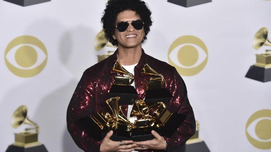 Bruno Mars hace magia y arrasa con los seis Grammy a los que optaba