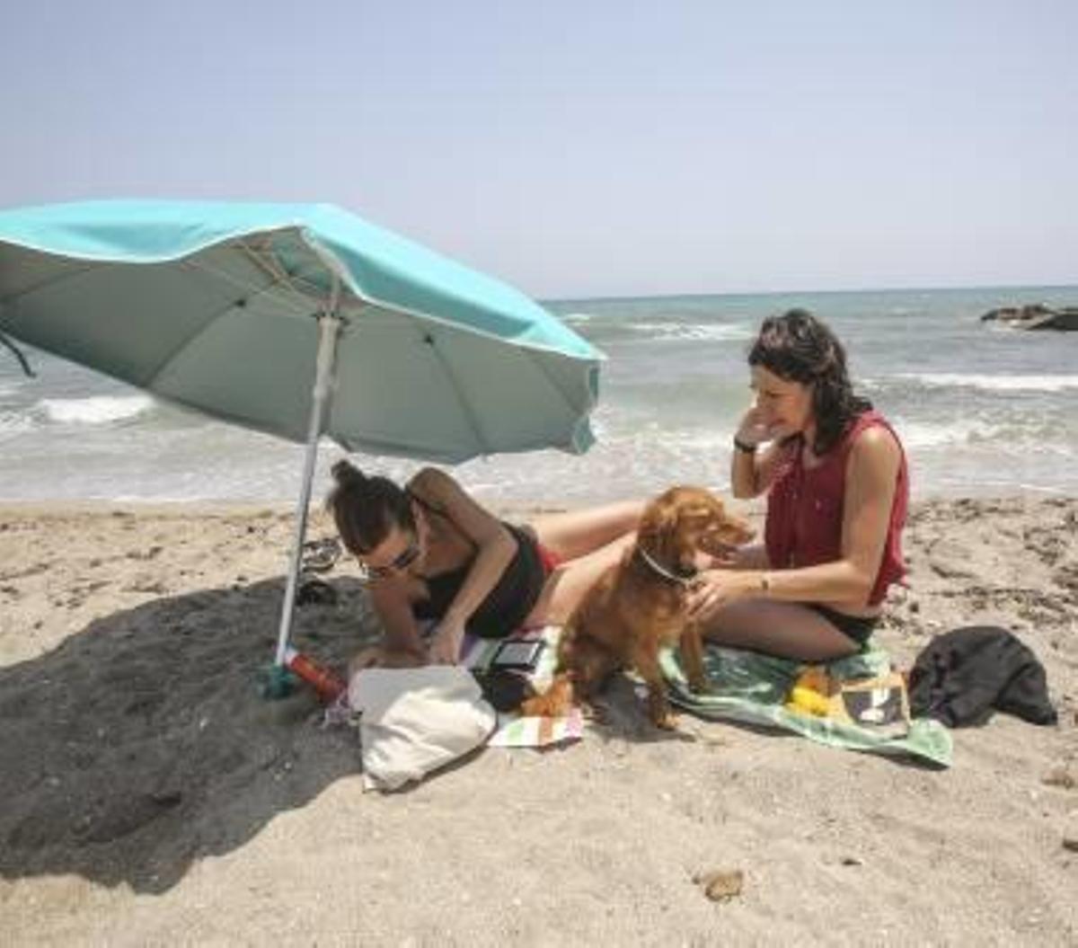 Dos usuarias dan de beber a su perro ante al falta de servicios.