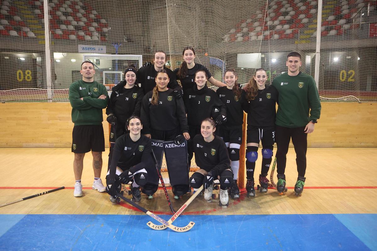 La plantilla del Marineda Hockey posa en el Palacio de los Deportes antes de un entrenamiento