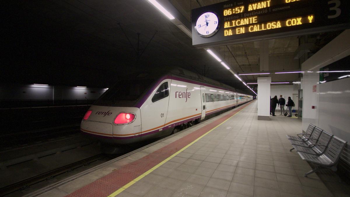 Así ha sido el primer día del AVE Murcia-Madrid y de Cercanías Avant en la estación del Carmen