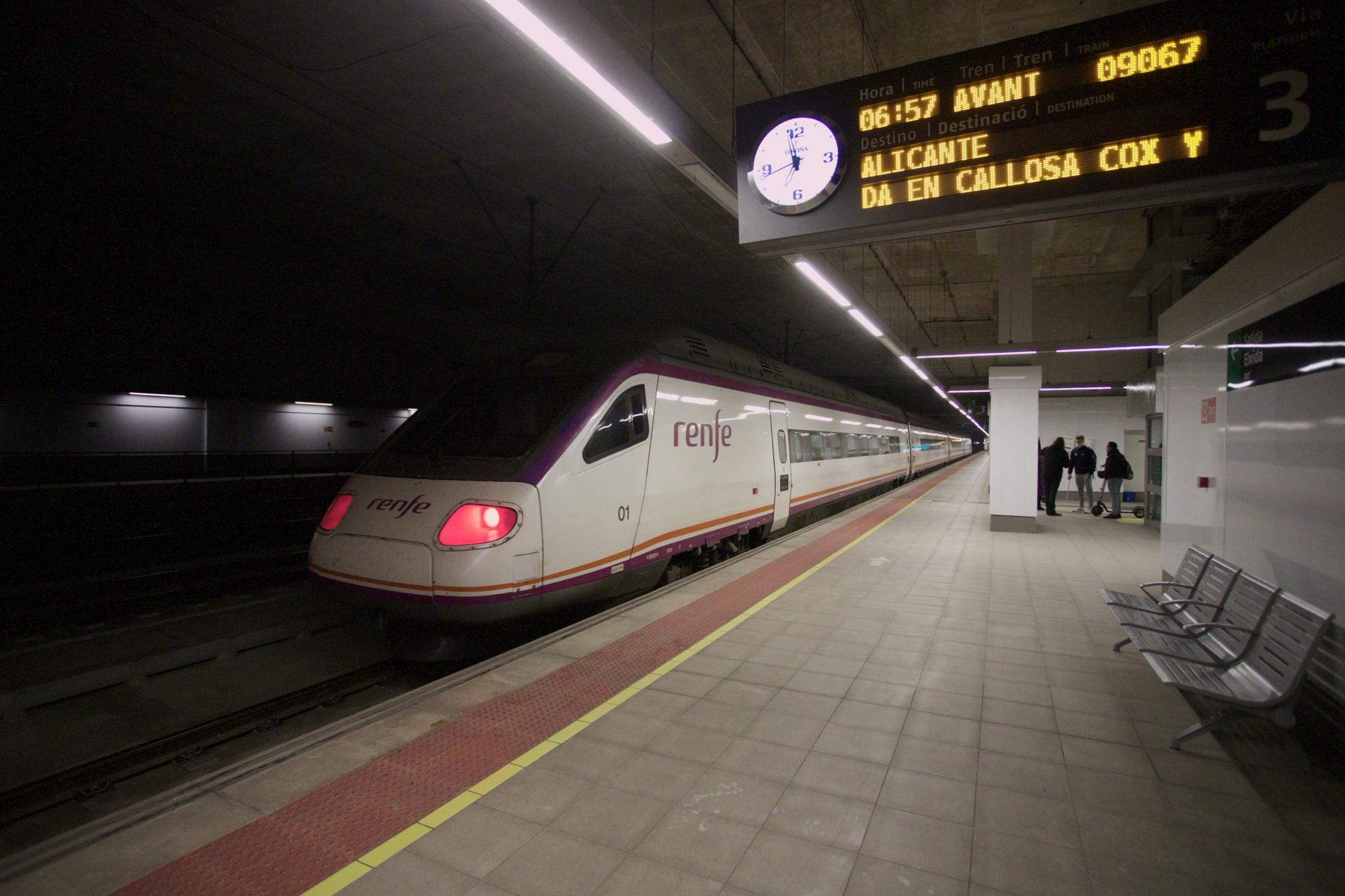 Así ha sido el primer día del AVE Murcia-Madrid y de Cercanías Avant en la estación del Carmen