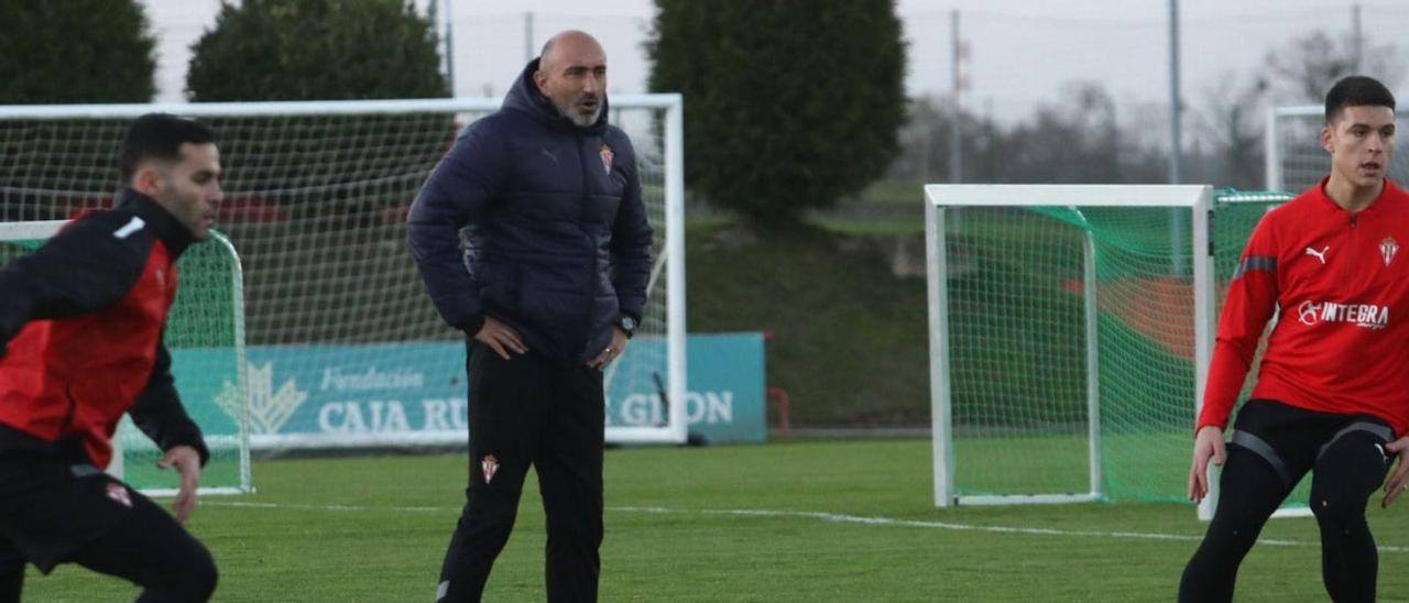 Abelardo, entre Bruno y Milo, durante el entrenamiento de ayer en Mareo. | Juan Plaza