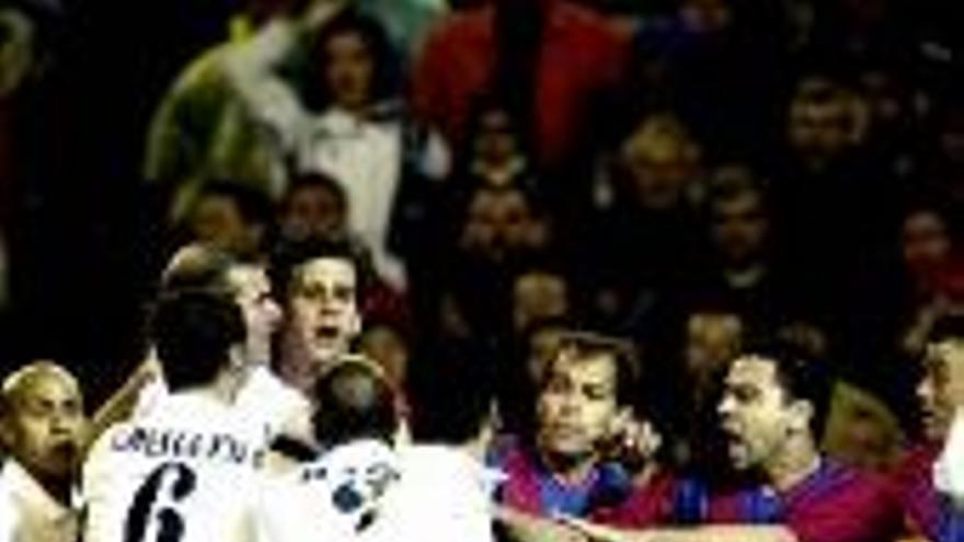 El Barcelona le complica el título liguero al Real Madrid