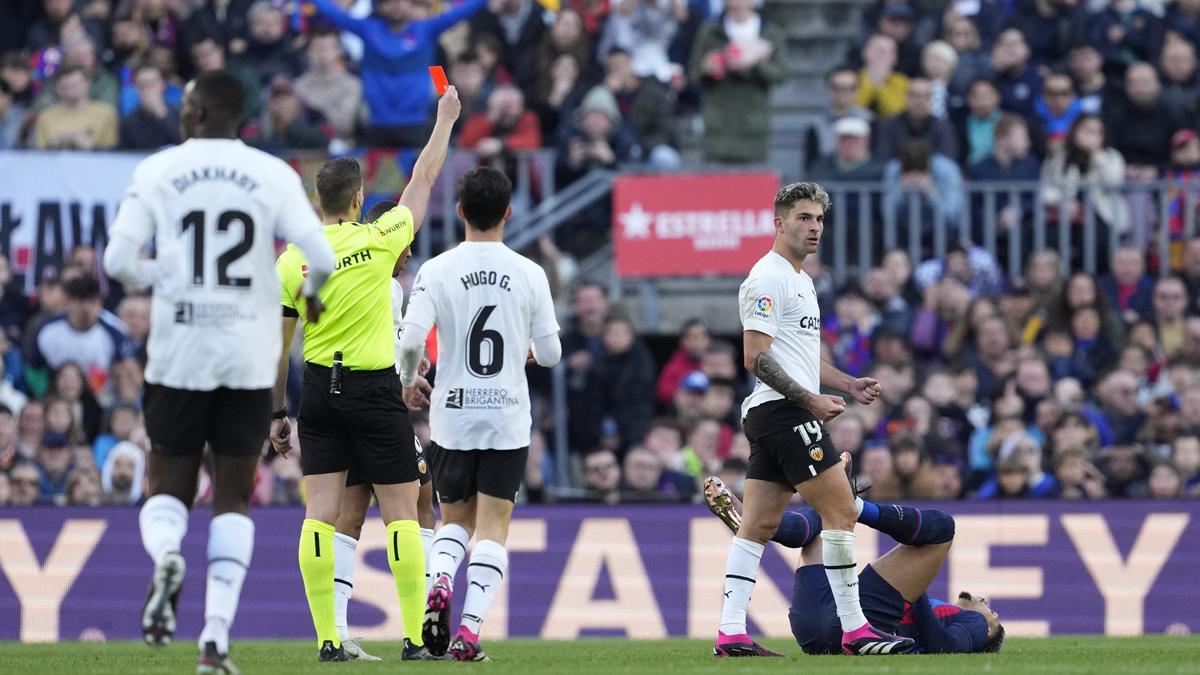 Moment in which Alberola Rojas sent off Araujo with a direct red card