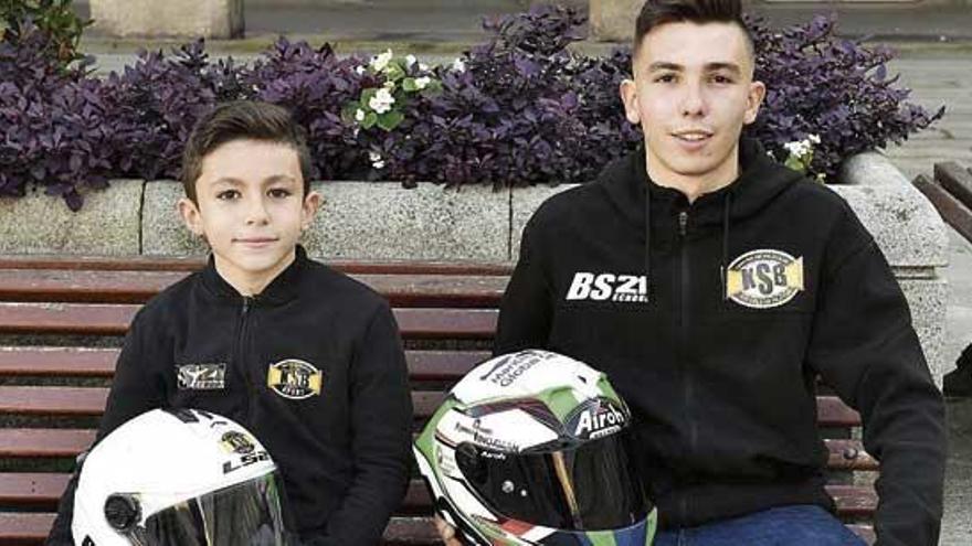 Aitor Sánchez y su hermano Borja posan con los cascos con los que practican motociclismo