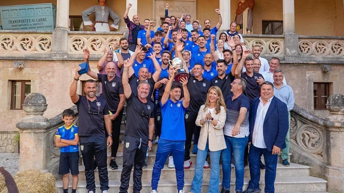 El CE Andratx ha recibido la copa de campeón de Tercera División