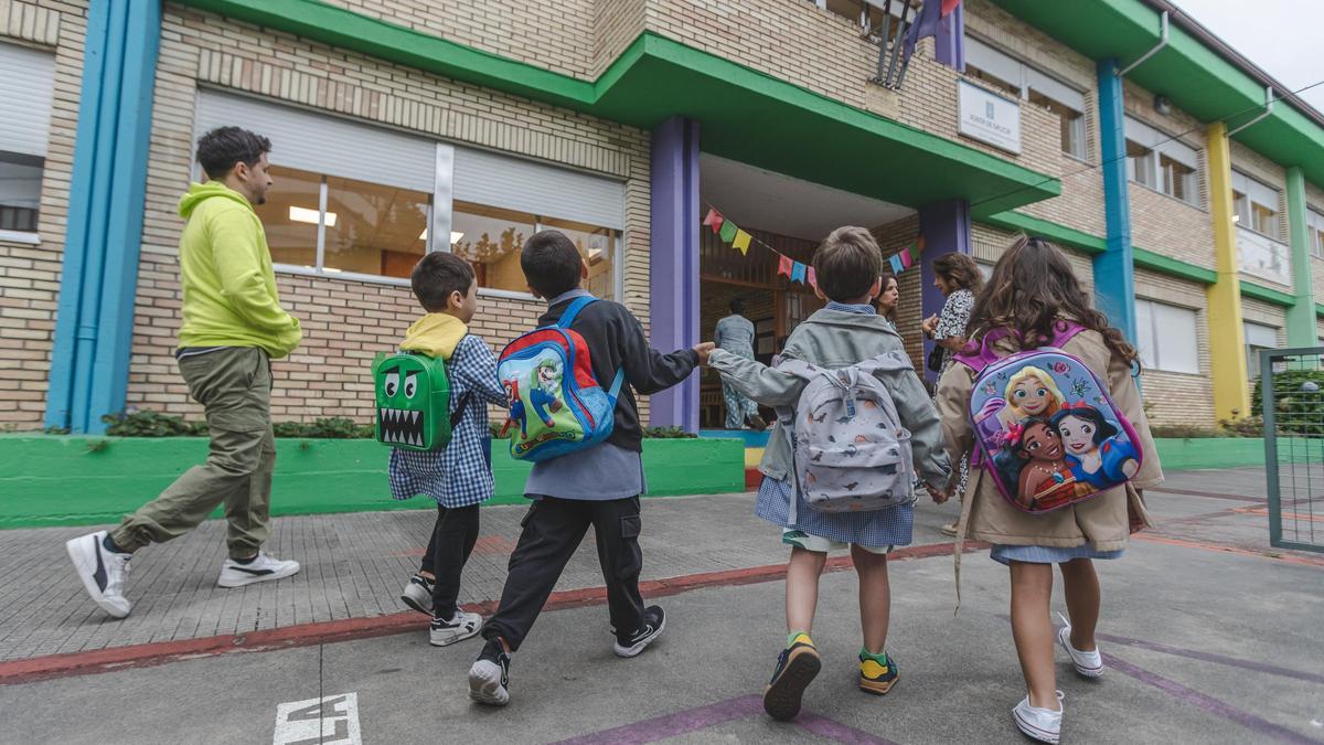Un grupo de alumnos, entrando a un colegio de Ourense el primer día de clase, en 2024.