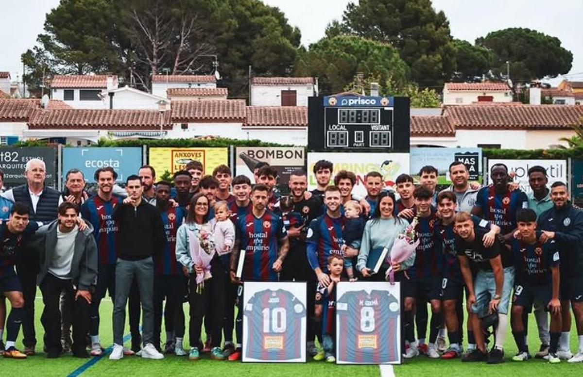 Fotografia de grup després del partit de l'Escala.