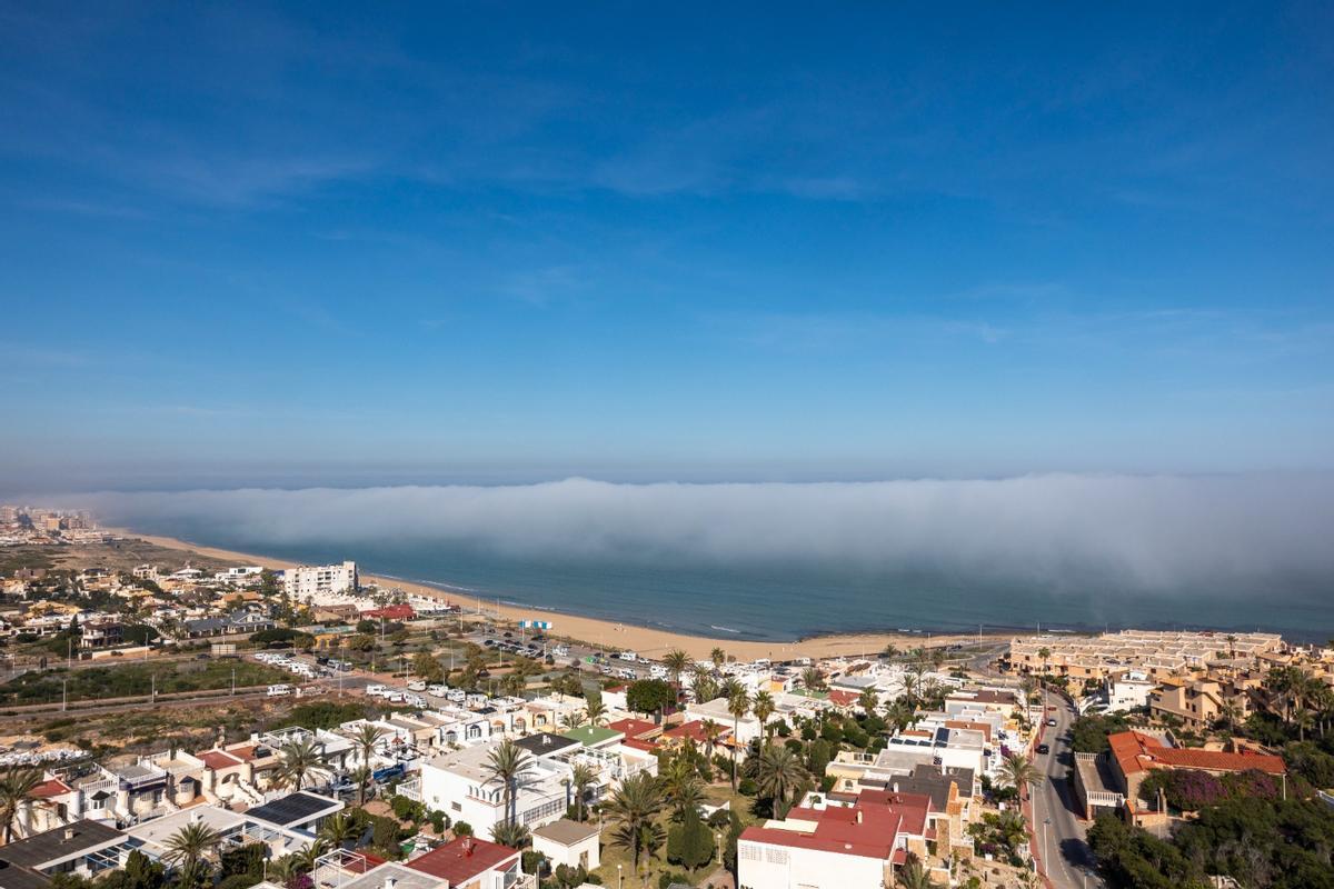 Entrada de la niebla desde el mar en la playa de La Mata de Torrevieja