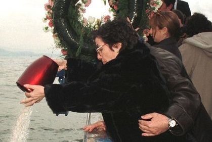 Una madre esparce las cenizas de su hija en el mar, año 1998.