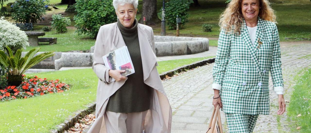 La escritora y biógrafa Anna Caballé, con Carmela Silva, ayer, en el Castillo de Soutomaior. |   // MARTA G. BREA