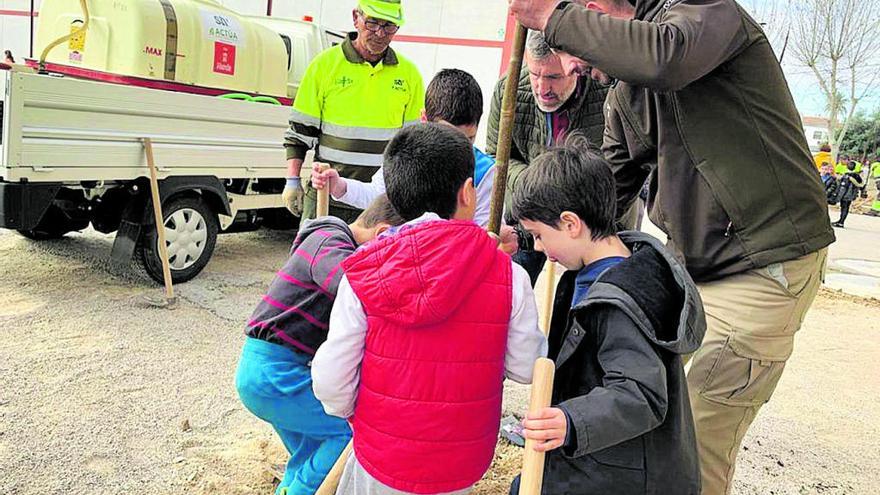 El colegio Puente Doñana cuenta con nuevo arbolado