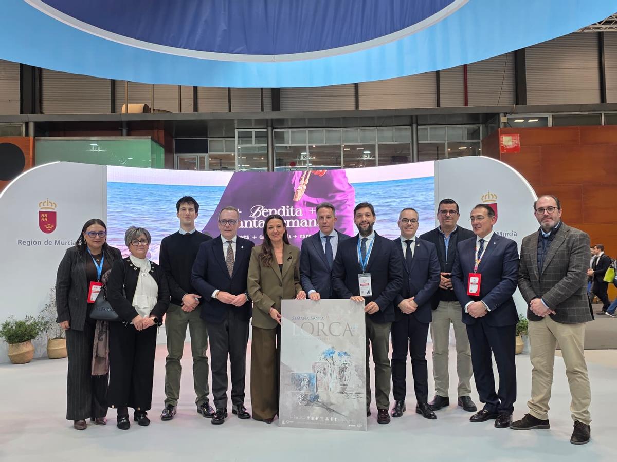 Consejera, alcalde y director del ITREM junto a los representantes de las cofradías.