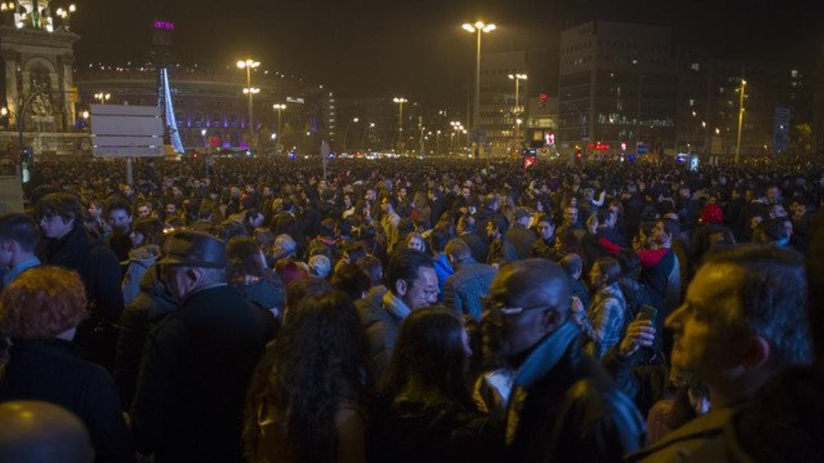 Miles de persdonas abarrotaron la plaza de España de Barcelona para dar la bienvenida al 2016