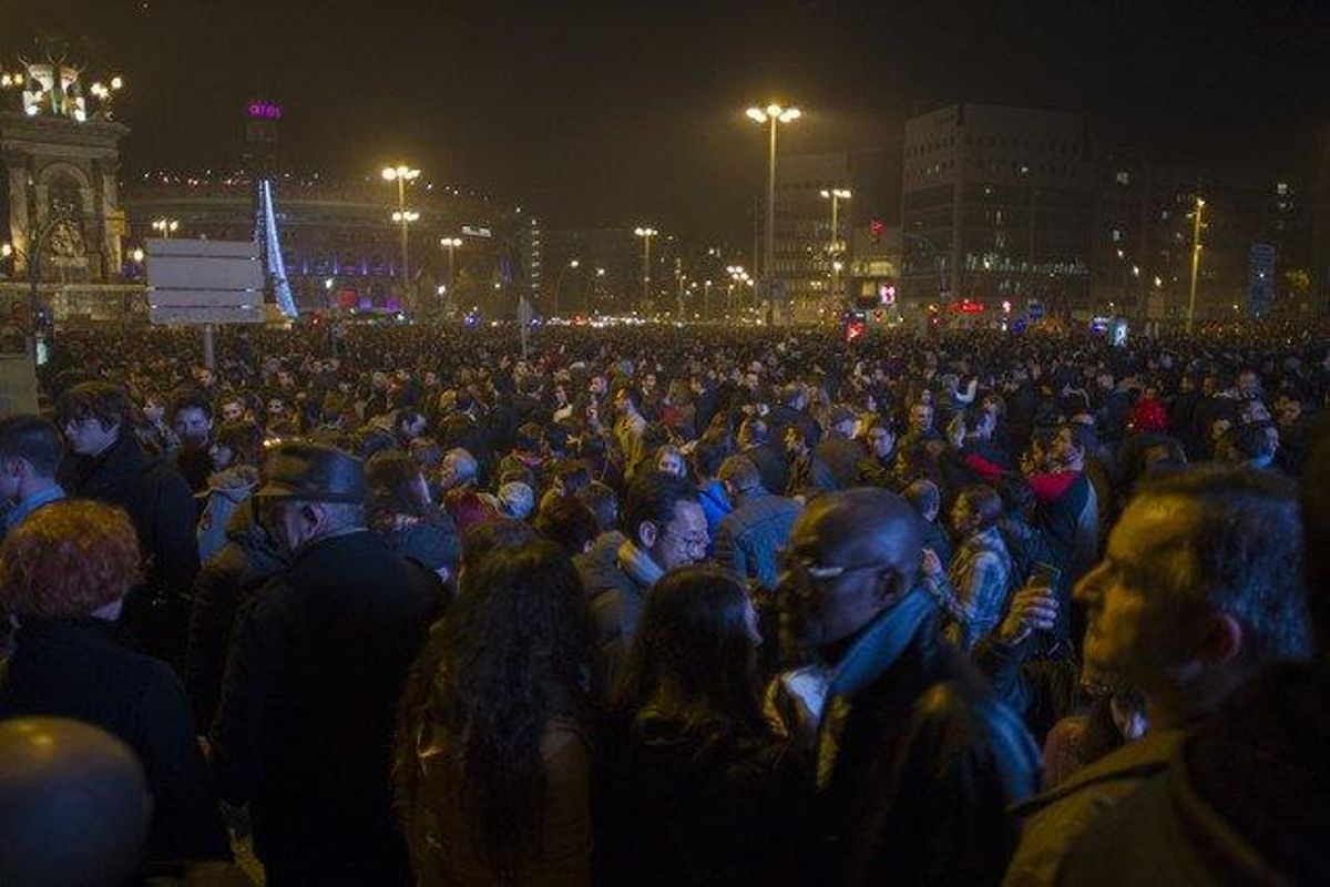 Milers de persones van abarrotar la plaça d’Espanya de Barcelona per donar la benvinguda al 2016.