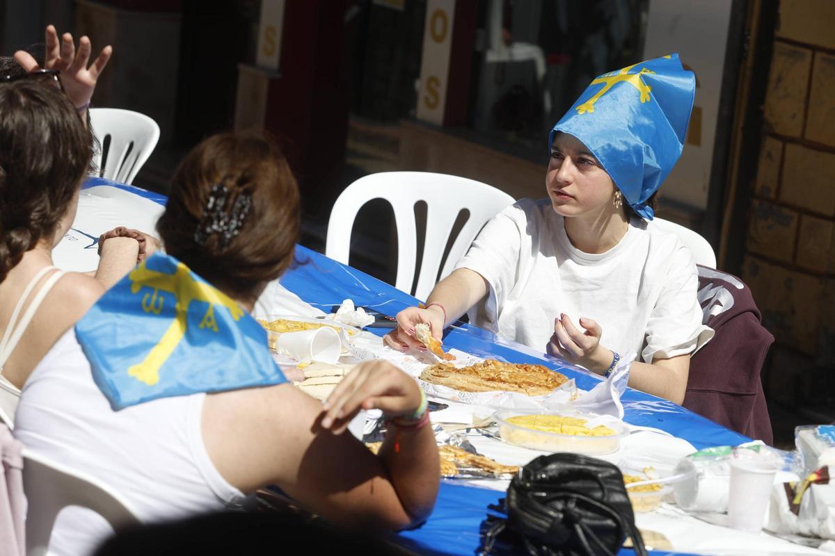 EN IMÁGENES: La multitudinaria Comida en la Calle en Avilés
