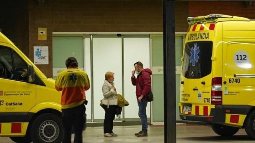 Ambulancias en las Urgencias del Hospital de Igualada, la zona de Catalunya más azotada por la epidemia.