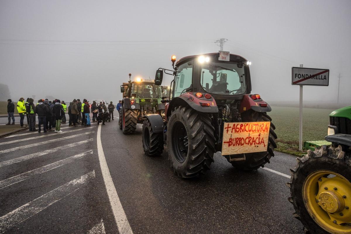 Agricultores catalanes bloquean la A-2 a la altura de Fondarella (Pla dUrgell) con sus tractores durante las protestas para pedir mejores condiciones para el sector